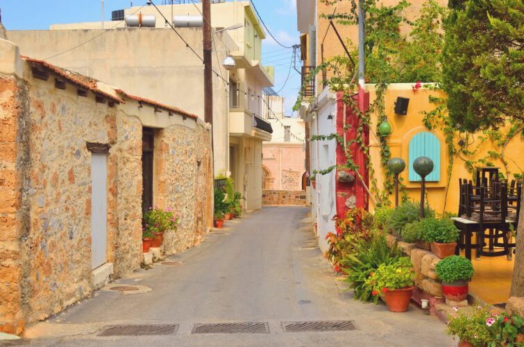 La calle estrecha en el casco antiguo de Malia, Creta, Grecia.