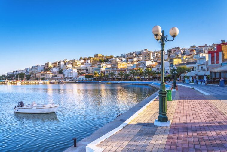 El pintoresco puerto de Sitia, Creta, Grecia al atardecer Sitia es una ciudad tradicional en el este de Creta, cerca de la playa de palmeras, Vai.
