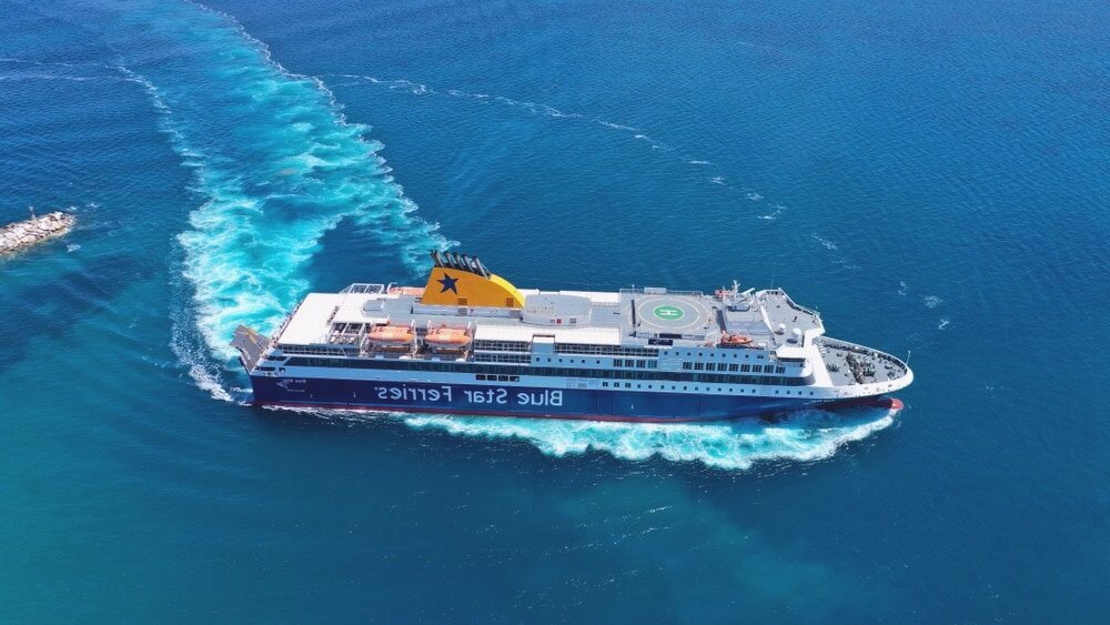 Foto aérea de un ferry Blue Star Chios desde Mykonos ferry