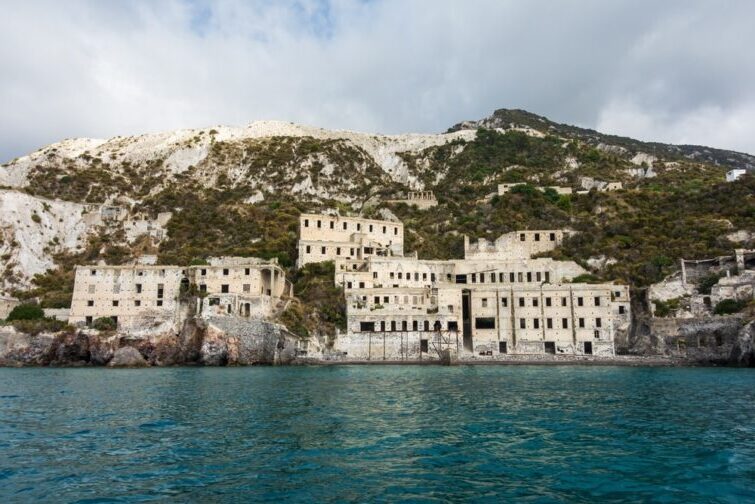 Antigua cantera de piedra pómez