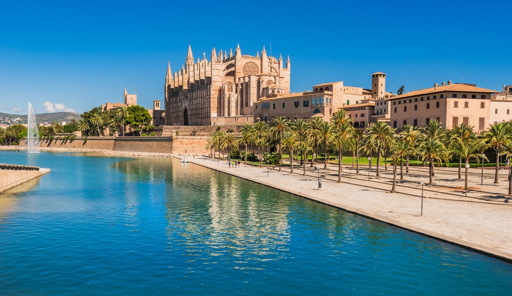 La Catedral de Palma de Mallorca y el Parc de la Mar en el centro histórico de la ciudad, la isla española en el Mar Mediterráneo.