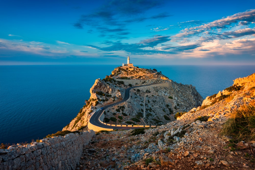 Faro del Cabo en Formentor Mallorca España alrededor del atardecer