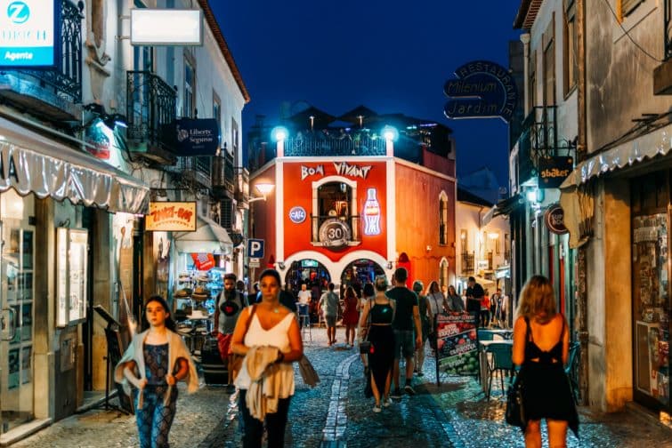 Callejón animado en Lagos por la noche, Portugal