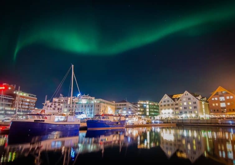 Aurora Boreal (Aurora Boreal) sobre el puerto de Tromsø (Noruega)