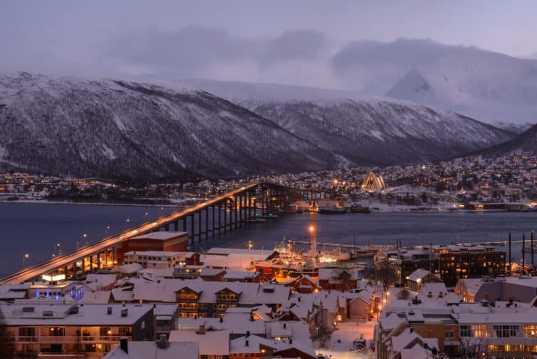 Puente de Tromsø y Catedral del Ártico al atardecer