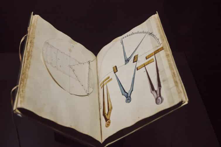 Libro antiguo con ilustraciones de brújula, Museo Naval, Madrid