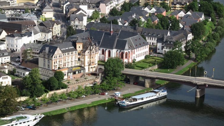 Pueblo de Bernkastel-Kues visto desde arriba